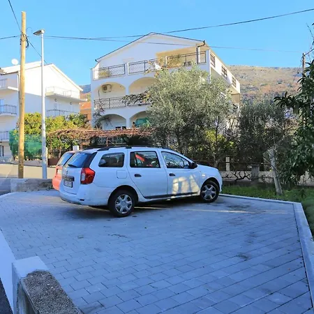 17053b Apartment Podstrana