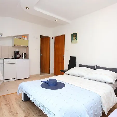 17053b Apartment