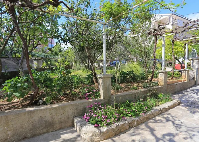 17053b بودْسْتغانا